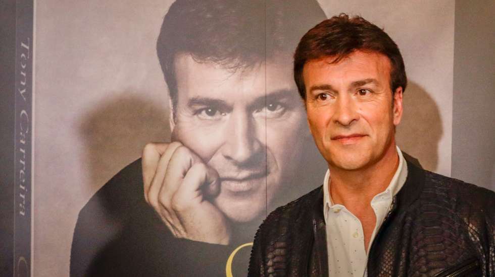 A suspensão da carreira musical ocorreu um ano depois de Tony Carreira ter sido acusado pelo Ministério Público de plagiar 11 canções a autores estrangeiros