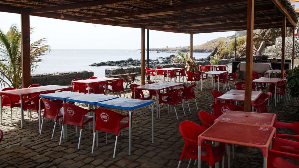 Uma esplanada de um restaurante no centro da Cidade Velha, onde ainda não se sente o regresso dos clientes e dos turistas, na Ribeira Grande de Santiago, ilha de Santiago, Cabo Verde, 08 de fevereiro de 2021. Os negócios começam a reabrir timidamente na Cidade Velha, em Cabo Verde, ainda suportados sobretudo por clientes nacionais, porque os turistas internacionais ainda contam-se aos dedos no único sítio património mundial do país. (ACOMPANHA TEXTO DA LUSA DO DIA 15 DE FEVEREIRO DE 2021). FERNANDO DE PINA/LUSA