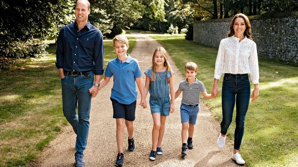 William e Kate escolheram para primeiro postal de Natal como príncipes de Gales uma imagem de família, com os três filhos, em moda casual, provavelmente, no verão