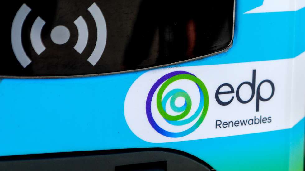 Logótipo da A EDP Renováveis (EDPR), no primeiro parque misto de produção de energias renováveis, que combina aerogeradores com painéis solares, Santo Estêvão, Sabugal, 12 de janeiro de 2023. A EDP Renováveis (EDPR) anunciou hoje a ligação à rede do seu primeiro projeto híbrido a nível global e o primeiro da Península Ibérica, no Sabugal, que combina produção de energia eólica e solar num único local. MIGUEL PEREIRA DA SILVA/LUSA