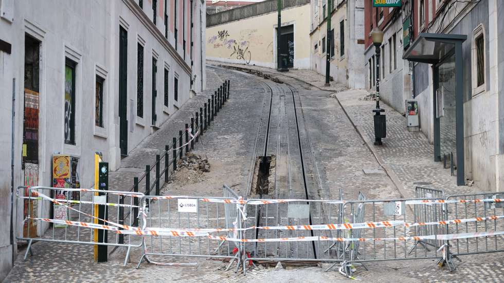 Location of the accident of the Gloria lift (funicular) in Lisbon, a popular transportation used by tourists, that derailed in Lisbon, Portugal, 5th September 2025. The accident caused the death to 16 people and also left 5 people seriously injured. The number of deaths was corrected by the civil protection authorities. RODRIGO ANTUNES/LUSA