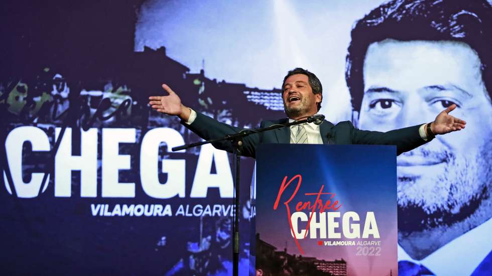 O líder do Partido Chega, André Ventura, discursa durante o jantar comicio da rentrée politica do partido realizado no Casino de Vilamoura, 25 de agosto de 2022. CARLOS VIDIGAL/LUSA