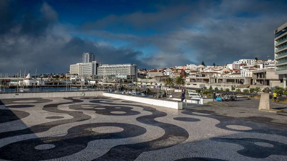 O centro de Ponta Delgada encontrava-se práticamente deserto esta manhã, na ilha de São Miguel, Açores, 09 de janeiro de 2021. A ilha de São Miguel, tem a partir desta sexta-feira novas medidas de contenção da covid-19, como limitação de ajuntamentos, recolher obrigatório, limitação de horário de restaurantes e lojas, e também encerramento de escolas. (ACOMPANHA TEXTO DA LUSA). EDUARDO COSTA/LUSA