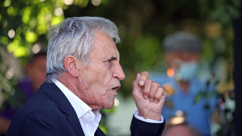 O secretário-geral do Partido Comunista Português (PCP), Jerónimo de Sousa, discursa durante uma ação de esclarecimento no largo do edifício da Associação de Reformados, Pensionistas e Idosos de Mora, noâmbito da campanha para as eleições autárquicas 2021, em Mora, 21 de setembro de 2021. NUNO VEIGA/LUSA