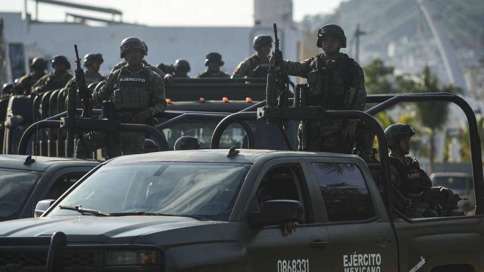 epa11781742 A member of the Mexican Army participates in a formal ceremony in the resort of Acapulco, Guerrero, Mexico, 16 December 2024. Amid the growing violence that has been experienced in recent weeks in the state of Guerrero, southern Mexico, and on the eve of the December holidays, state authorities, together with federal and municipal security authorities, gave the green light to the 2024 holiday operation in the port of Acapulco.  EPA/David Guzman