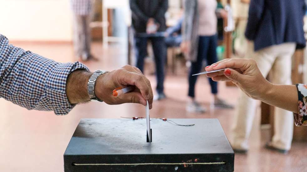 Populares exerceram o seu direito de voto para as eleições Regionais dos Açores, em Angra do Heroísmo, Ilha Terceira, Açores, 25 de outubro de 2020. As eleições legislativas regionais dos Açores realizam-se hoje, com  228.999 eleitores inscritos. No total, 13 forças políticas concorrem aos 57 lugares da Assembleia Legislativa Regional. ANTÓNIO ARAÚJO/LUSA