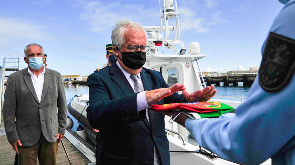 O ministro da Administração Interna, Eduardo Cabrita (D), inaugura a nova Lancha do Coastal Patrol Boat – Mar de Creta, durante a cerimónia militar de comemoração do 12.º aniversário da Unidade de Controlo Costeiro (UCC) da GNR, em Peniche, 23 de outubro de 2020. CARLOS BARROSO/LUSA