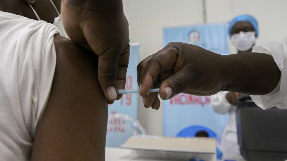 Um homem é vacinado no depósito central de vacinas de Angola, no dia em que chegaram ao país as primeiras 624.000 doses de vacinas contra a covid-19, no aeroporto Internacional 4 de Fevereiro, que contou com a presença da ministra da Saúde, Silvia Lutucuta (ausente da foto), no âmbito da iniciativa Covax, Luanda, Angola, 2 de março de 2021. AMPE ROGÉRIO/LUSA