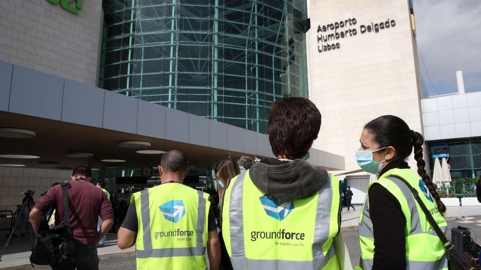 Manifestação de trabalhadores da SPdH/Groundforce, organizada pelo movimento SOS handling, em protesto pelo não pagamento de salários e despedimentos anunciados 02 de março de 2021, junto à entrada da estação do Aeroporto do Metropolitano de Lisboa.   MANUEL DE ALMEIDA/LUSA