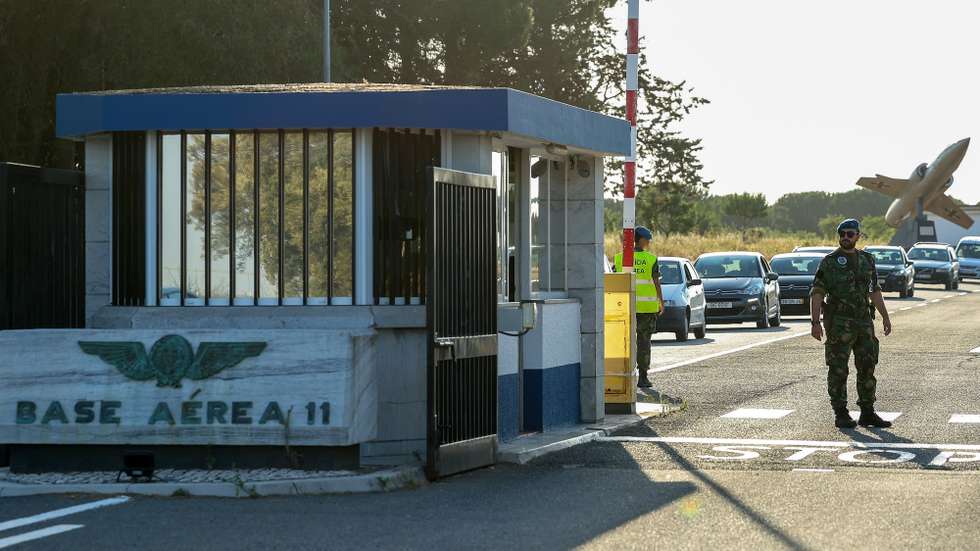 Participantes do festival aéreo Beja AirShow, na Base Aérea N.° 11, abandonam a base após um acidente com duas aeronaves durante uma demonstração aérea, Beja, 2 de junho de 2024.  LUÍS FORRA/LUSA