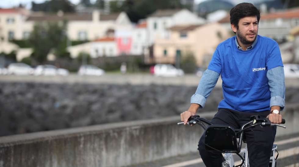 O presidente do CDS-PP, Francisco Rodrigues dos Santos acompanhado pelo candidato às eleições legislativas da Região Autónoma dos Açores pelo partido, Artur Lima (ausente na foto), durante um passeio de bicicleta em ciclovia plana na marginal de Ponta Delgada, entre a ETAR e o Forno da Cal, Ponta Delgada, Açores, 18 outubro 2020.  ANDRÉ KOSTERS/LUSA