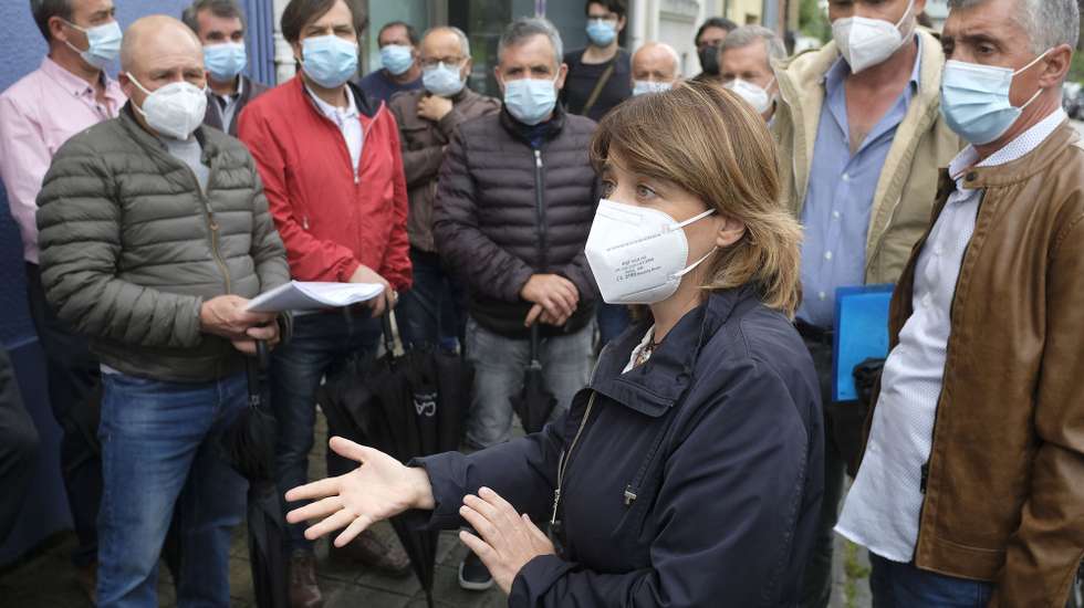 Catarina Martins (C), coordenadora nacional do Bloco de Esquerda (BE), encontra-se com um grupo de trabalhadores das pedreiras, que estão em protesto junto ao Centro Distrital da Segurança Social do Porto, por falta de reconhecimento do tempo de serviço para efeitos de reforma, Porto, 18 de junho de 2021. FERNANDO VELUDO/LUSA