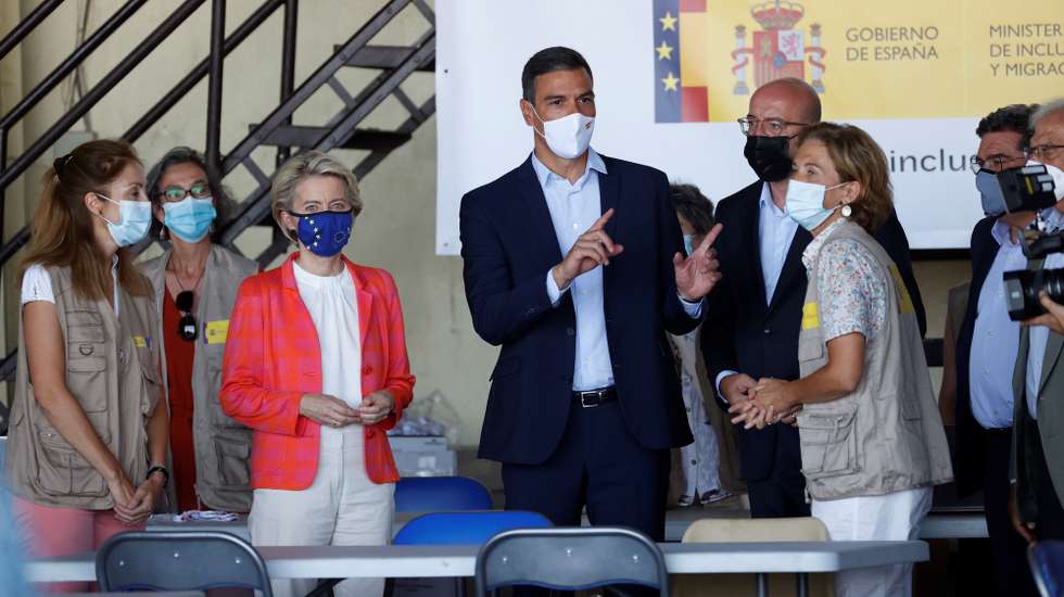 epa09423148 Spanish Prime Minister Pedro Sanchez (C), President of the European Council, Charles Michel (3R), and European Commision President, Ursula von der Leyen (L), during their visit to the reception center for European citizens and Afghan collaborators evacuated from Kabul, in Torrejon de Ardoz, Madrid, Spain, 21 August 2021.  EPA/Juan Carlos Hidalgo