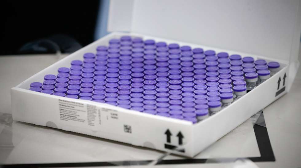Um caixa parte do primeiro lote das vacinas contra a Covid-19 que chegou hoje a Portugal, ficando guardado numas instalações no concelho de Montemor-o-Velho, nos arredores de Coimbra, 26 de dezembro de 2020. Escoltada por forças de segurança, a viatura que transposta as vacinas, duas caixas que no total pesam 41 quilogramas, entrou no perímetro da unidade de armazenamento cerca das 09:45. A campanha de vacinação contra a Covid-19 arranca no domingo em Portugal, à semelhança de outros países da União Europeia, a vacina é facultativa, gratuita e universal, sendo assegurada pelo SNS. JOSÉ COELHO/LUSA