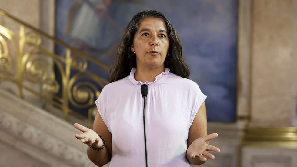 A líder parlamentar do Partido Comunista Português (PCP), Paula Santos, fala aos jornalistas no final de uma reunião com membros do Governo, com o objetivo de tratar temas relevantes para o país na Assembleia da República em Lisboa, 05 de setembro de 2025.  FILIPE AMORIM/LUSA