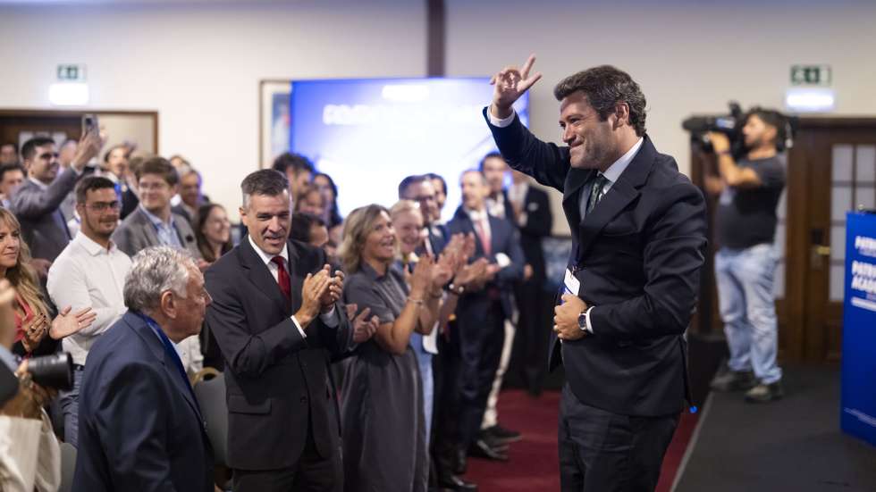O presidente do Chega, André Ventura, antes de usar da palavra no encontro da extrema-direita europeia “Patriots Academy”, no Hotel Vila Galé, na Ericeira, 26 de setembro de 2026. JOSÉ SENA GOULÃO/LUSA