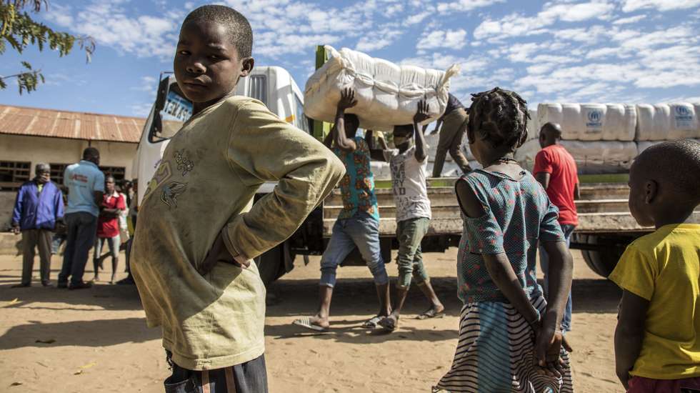 Deslocados da violência armada em Cabo Delgado durante a distribuição de mantas no campo de deslocados de Manono, Metuge, Moçambique 22 de julho de 2020. "Não é impossível" cumprir as medidas nestes campos, diz Daniel Timme, chefe de comunicação do Fundo das Nações Unidas para a Infância (UNICEF), "mas é um processo educacional". (ACOMPANHA TEXTO DE 26 DE JULHO DE 2020). RICARDO FRANCO/LUSA