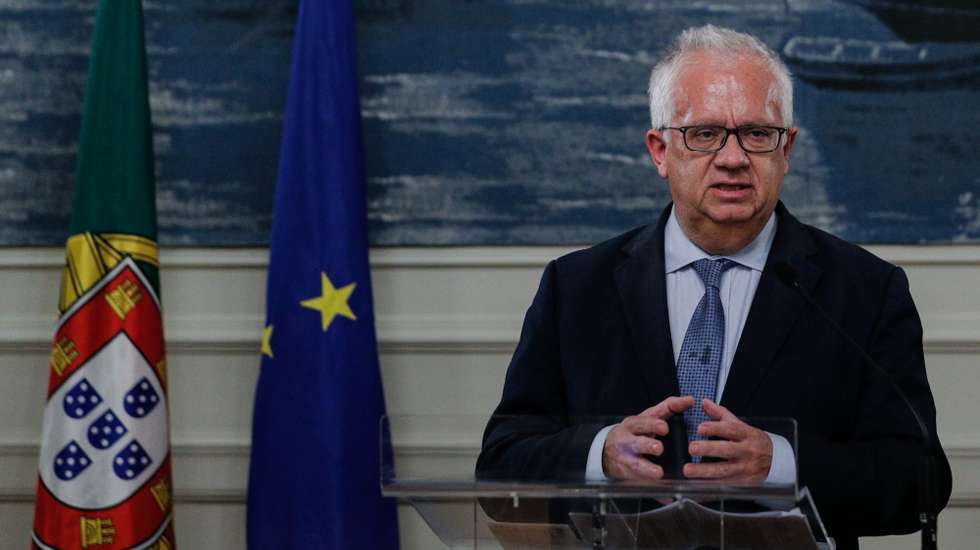 O ministro da Administração Interna, Eduardo Cabrita, fala aos jornalistas no final da reunião da Estrutura de Monitorização do Estado de Emergência, em Lisboa, 10 de novembro de 2020. O governo decretou desde o passado dia 9 o Estado de Emergência em 121 concelhos com o  recolher obrigatório de segunda a sexta-feira entre as 23.00 e as 05.00 e aos sábados e domingos entre as 13.00 e as 05.00. ANTÓNIO COTRIM/LUSA