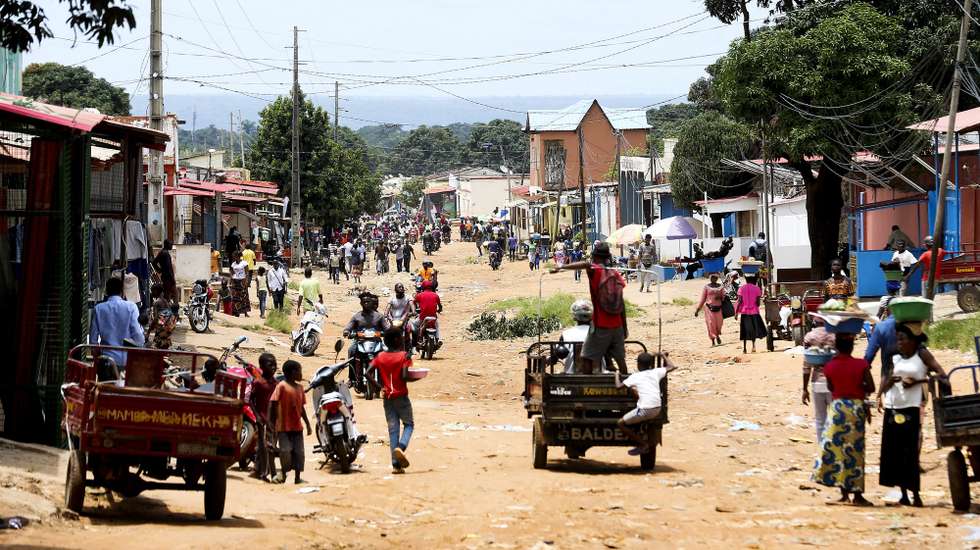 Quatro dias depois dos incidentes em que vários dos seus filhos perderam a vida, Cafunfo chora os mortos, procurando ainda os corpos das vítimas, e lamenta a perda das vidas de inocentes, Cafunfo, Cuango, Lunda Norte, Angola, 3 de fevereiro de 2021. Testemunhas ouvidas pela Lusa contam mais de 20 mortos durante os incidentes ocorridos sábado na vila mineira da Lunda Norte. (ACOMPANHA TEXTO DE 04/02/2021) AMPE ROGÉRIO/LUSA