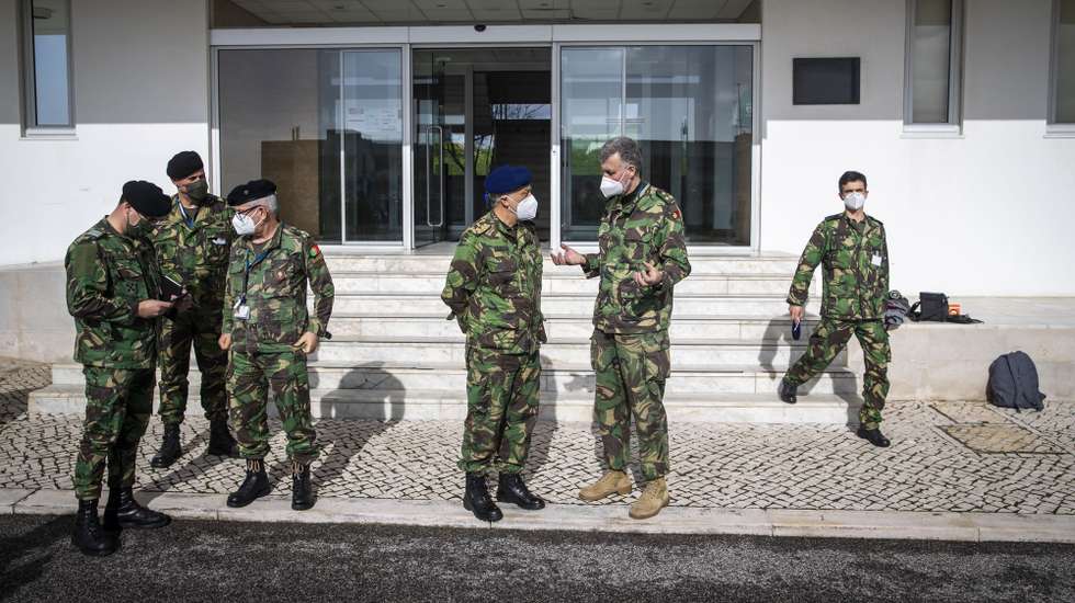 O coordenador da 'Task Force' do Plano Nacional de Vacinação contra a covid-19, vice-almirante Gouveia e Melo (2-D), e o chefe do Estado-Maior-General das Forças Armadas, almirante António Silva Ribeiro (3-D), aguardam pelos ministro da Defesa, João Gomes Cravinho, e da ministra da Saúde, Marta Temido, para uma visita ao Comando Conjunto para as Operações Militares, onde está instalado o grupo de apoio ao coordenador da 'Task Force', em Oeiras, 12 de fevereiro de 2021. JOSÉ SENA GOULÃO/LUSA