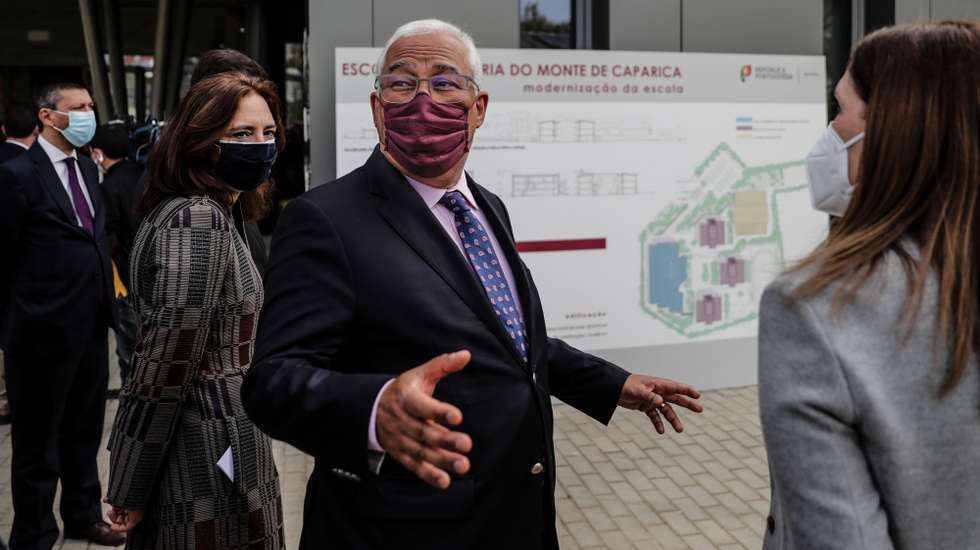 O primeiro-ministro, António Costa (C), acompanhado pela presidente da Câmara de Almada, Inês de Medeiros (E), durante a inauguração da requalificação da Escola Secundária do Monte de Caparica, Almada, 26 de março de 2021. TIAGO PETINGA/LUSA