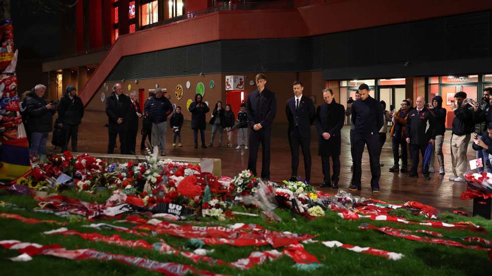 epa12501165 (L-R) Dean Huijsen of Real Madrid, Real Madrid manager Xavi Aonso, Real Madrid's Director of Institutional Relations Emilio Butragueno, and Trent Alexander-Arnold of Real Madrid look at tributes to former Liverpool player Diogo Jota in Liverpool, Britain, 03 November 2025. Real Madrid will face Liverpool in their UEFA Champions League soccer match on 04 November.  EPA/ADAM VAUGHAN