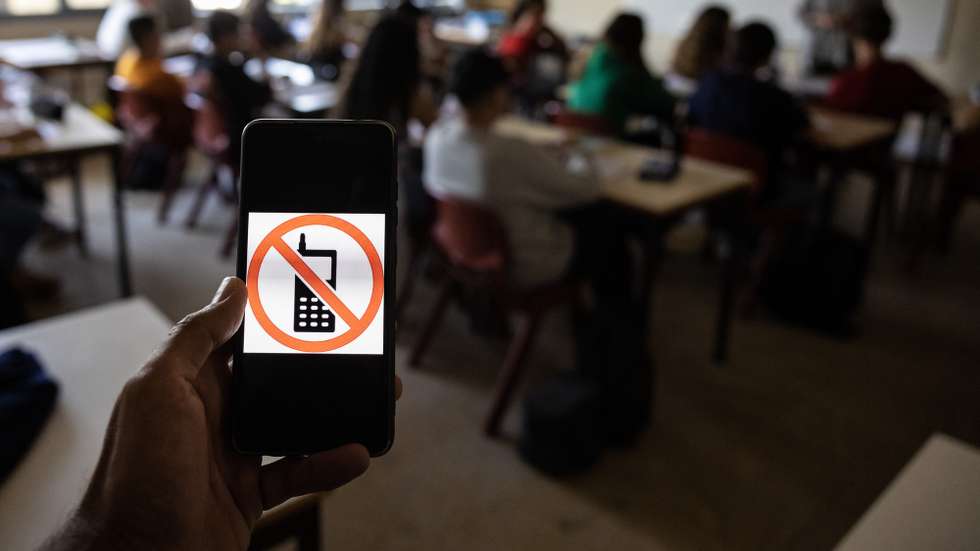 Alunos numa sala de aula da escola EB 23 Lourosa que proíbe os telemóveis, a propósito de uma petição que está a correr para que isso seja a regra em todas as escolas, Santa Maria da Feira, 23 de maio de 2023. (ACOMPANHA TEXTO DE 27 DE MAIO DE 2023) JOSÉ COELHO/LUSA