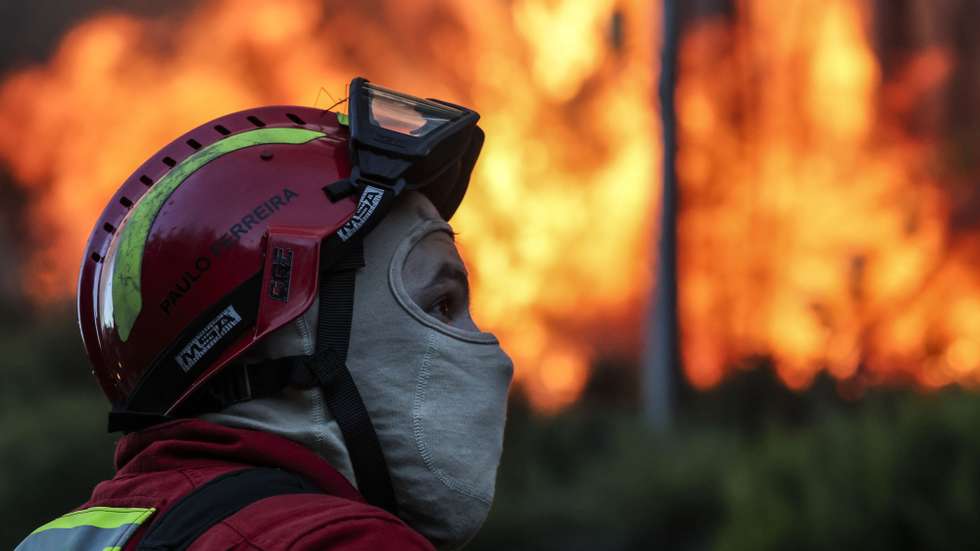 Um bombeiro durante o combate ao incêndio florestal que desde a madrugada consome floresta em Carvalhal de Vermilhas, Vouzela, 2 de julho de 2026. O Governo decretou situação de alerta, que vai vigorar das 00:00 de sexta-feira às 23:59 de segunda-feira, devido ao "significativo agravamento do risco de incêndios rurais". PAULO NOVAIS/LUSA