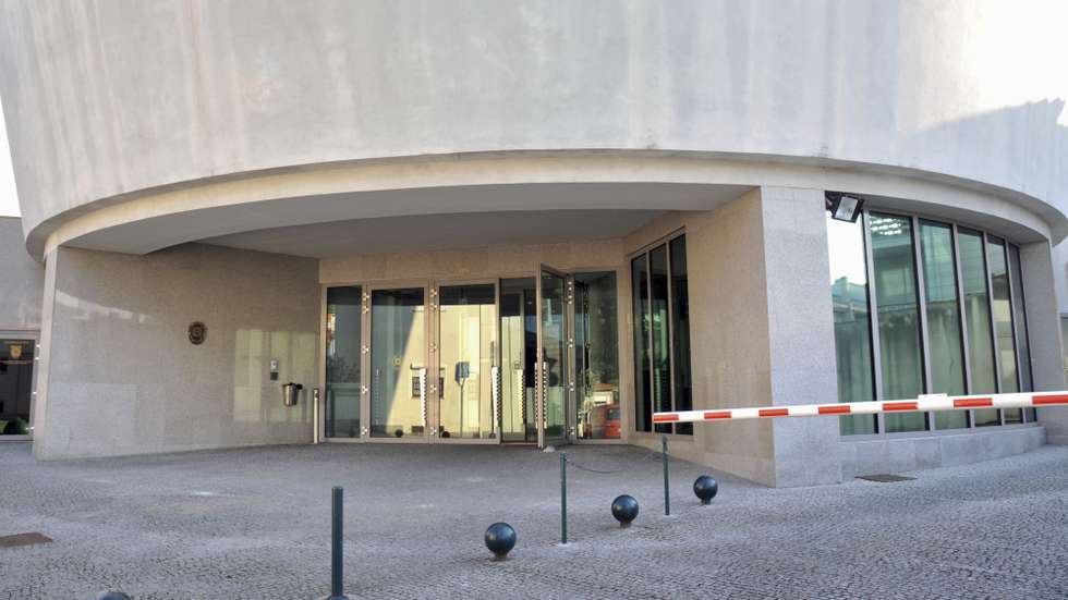Os detidos, de 33 e 41 anos, possuem antecedentes criminais por crimes contra o património e tráfico de droga