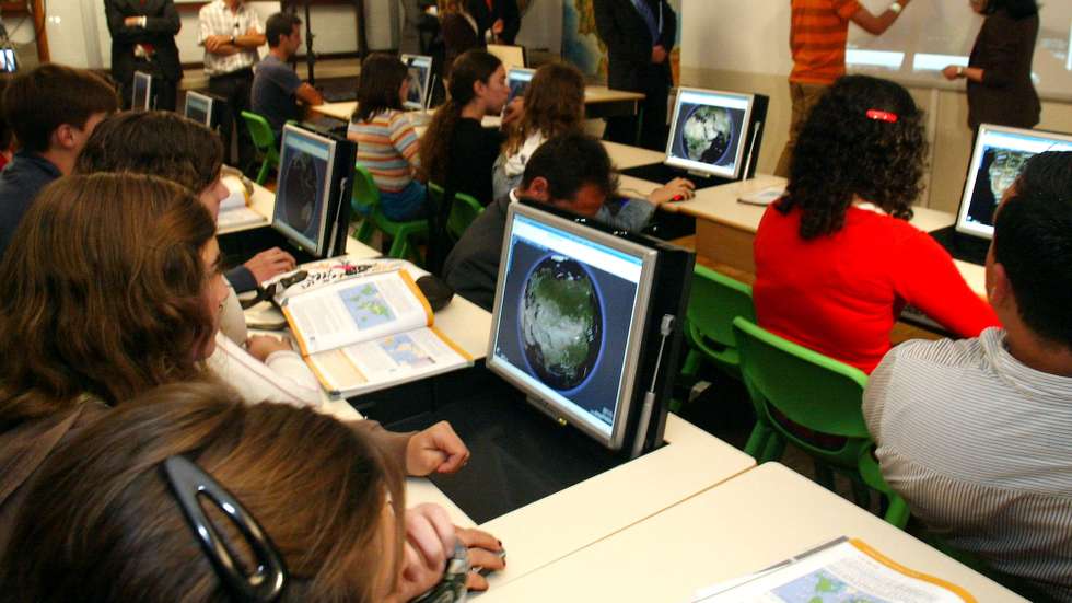 Uma aluna assiste a uma aula de geografia com utilizacao de computadores, na Escola Andre Gouveia, integrada no Projecto Piloto no âmbito do Plano Tecnológico Escolas, 16 de Junho de 2008,em Évora. NUNO VEIGA/LUSA