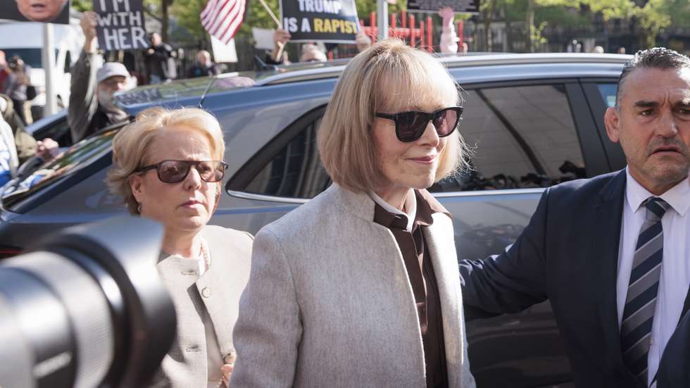 epa10590751 E. Jean Carroll (C) arrives for the first day of the sexual assault and defamation civil lawsuit she has brought against former President Donald Trump at a federal court house in New York, New York, USA, 25 April 2023. Carroll alleges that Trump raped her in the dressing room of New York department store in the 1990s.  EPA/JUSTIN LANE