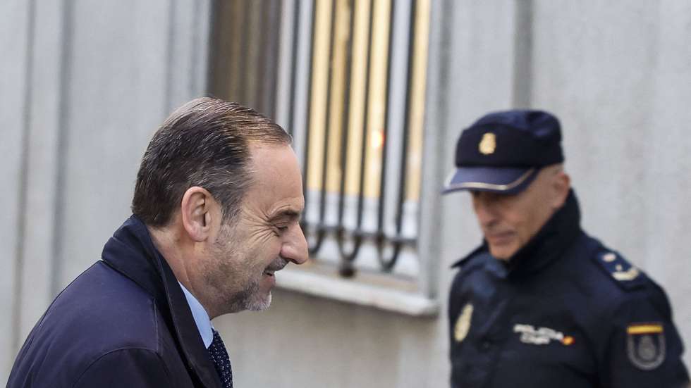 epa12552320 Spanish former minister, Jose Luis Abalos, arrives at Spain's Supreme Court in Madrid, Spain, 27 November 2025. The Anti-Corruption Prosecutor’s Office and private accusers have requested tighter precautionary measures for former minister Jose Luis Abalos and his ex-advisor Koldo Garcia. Supreme Court Justice Leopoldo Puente has summoned both men for a hearing on 27 November, to determine whether they should remain free or be placed in custody. Abalos, Garcia, and former Socialist Party Organization Secretary Santos Cerdan are all under investigation in an alleged corruption case linked to the Socialist Party.  EPA/JAVIER LIZON