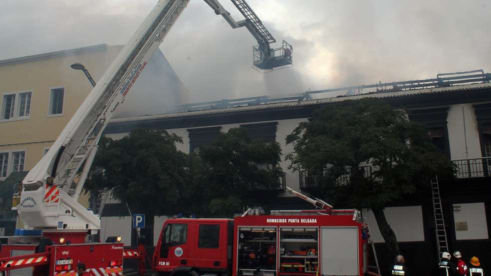 O executivo açoriano prevê durante este semestre a entrega de duas novas viaturas de combate a incêndios, de 70 monitores desfibrilhadores destinados ao apetrechamento das ambulâncias de socorro da região e de mais 12 ambulâncias de socorro