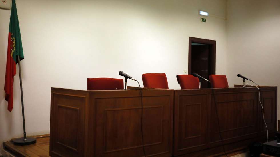 Sala de audiências vazia no tribunal de São João Novo no Porto