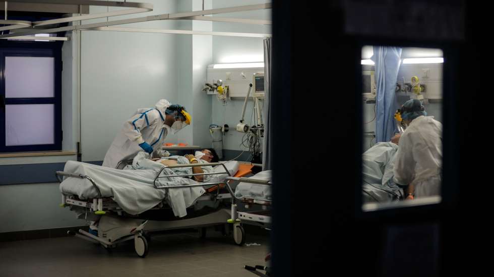 Profissionais de saúde tratam pacientes internados na urgência do Hospital Geral dos Covões transformado numa unidade dedicada a doentes covid-19, onde funciona a Urgência, Cuidados Intensivos e Enfermaria de Cuidados Intermédios , 22 maio 2020 em Coimbra. .(ACOMPANHA TEXTO DO DIA 25 MAIO 2020).   PAULO CUNHA /LUSA