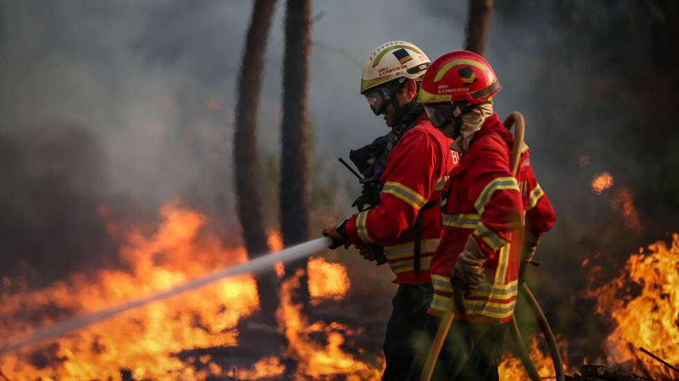 Bombeiros durante o combate a um incêndio que lavra em Oleiros, Castelo Branco, 14 de setembro de 2020. O incêndio que deflagrou em Proença-a-Nova no domingo e que lavra hoje com intensidade em Oleiros já está próximo do Rio Zêzere, afirmou hoje o presidente da Câmara. Segundo a Autoridade Nacional de Emergência e Proteção Civil estão neste momento a combater o incêndio 1041 operacionais no terreno, apoiados por 343 veículos e oito meios aéreos. PAULO CUNHA /LUSA