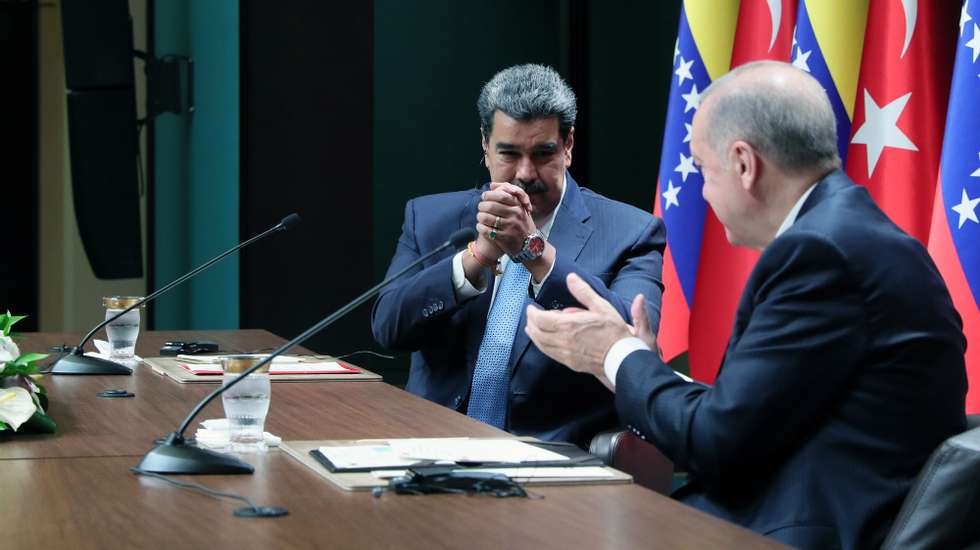 epa10002506 A handout photo made available by the Turkish President Press Office shows, Turkish President Recep Tayyip Erdogan (R) and Venezuelan President Nicolas Maduro (L) attending a signing ceremony and press conference after their meeting at the Presidential Palace in Ankara, Turkey, 08 June 2022.  EPA/TURKISH PRESIDENT PRESS OFFICE HANDOUT  HANDOUT EDITORIAL USE ONLY/NO SALES