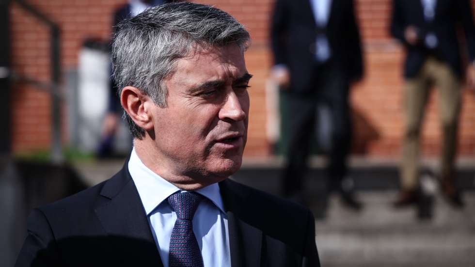 O secretário geral do Partido Socialista (PS), José Luís Carneiro, durante uma visita à Escola Secundária António Damásio onde esteve à conversa com alunos do 12.º ano do Curso Ciência Política-AESMO-ESAD, em Lisboa, 30 de outubro de 2025. RODRIGO ANTUNES/LUSA