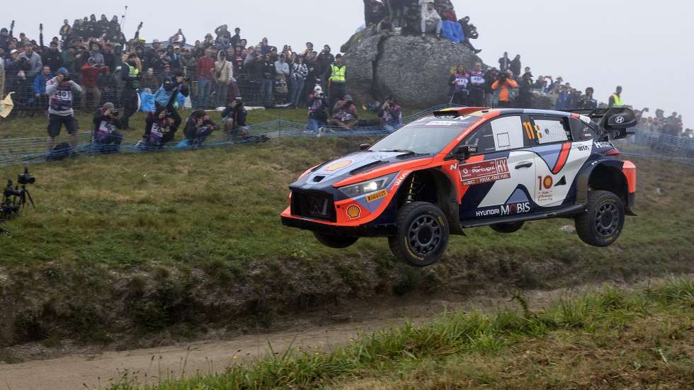 epa11334837 Dani Sordo of Spain drives his Hyundai i20 N Rally 1 hybrid during the 'SS22' power stage of the Rally Portugal 2024 as part of the World Rally Championship (WRC) in Fafe, Guimaraes, north of Portugal, 12 May 2024.  EPA/JOSE COELHO
