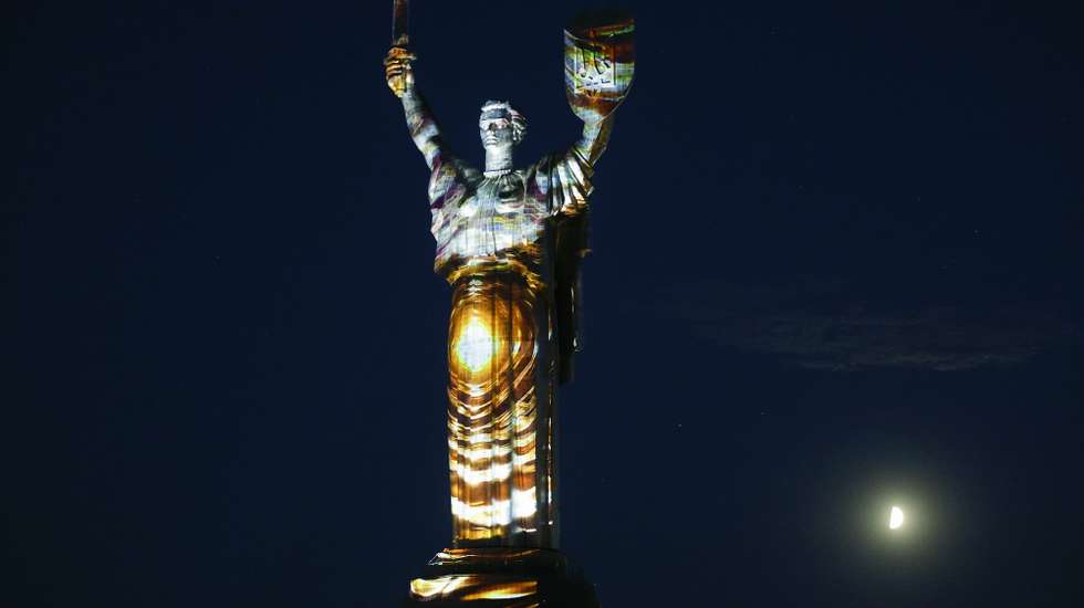 epa13181860 The Motherland Monument is illuminated during a display of the audiovisual art installation 'The Future Remembers' in Kyiv, Ukraine, 20 August 2026, amid the ongoing Russian invasion. The installation marks the 35th anniversary of Ukraine's independence, celebrated on 24 August.  EPA/SERGEY DOLZHENKO 124537
