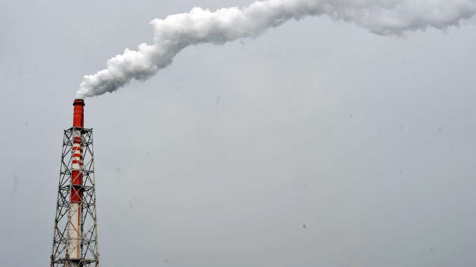 epa01253593 Smoke stack at Sumitomo Metal Industries Ltd. factory in Kokura city, Fukuoka province, 13 February 2008.  The company is a major producer of steel bars and wire rods.  EPA/EVERETT KENNEDY BROWN