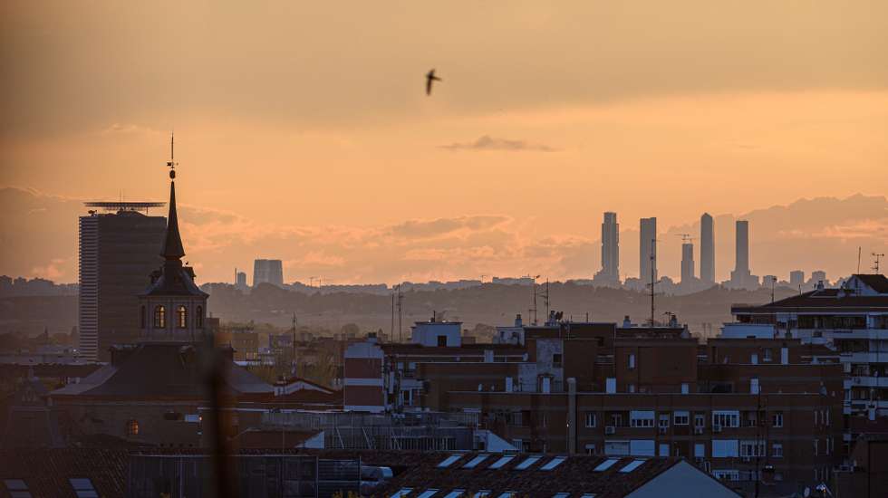 epa08362000 Madrid's skyline is pictured thanks to a clear sky from a distance of around 30 kilometers (18.6 miles) in the neighboring city of Alcala de Henares, Spain, 14 April 2020. Air pollution levels in Madrid have noticeably dropped amid the ongoing pandemic of the COVID-19 disease caused by the SARS-CoV-2 coronavirus that has prompted a nationwide lockdown. The atmospheric pollution in big cities has diminished due to a much-reduced car usage and the paralyzation of industrial production.  EPA/FERNANDO VILLAR