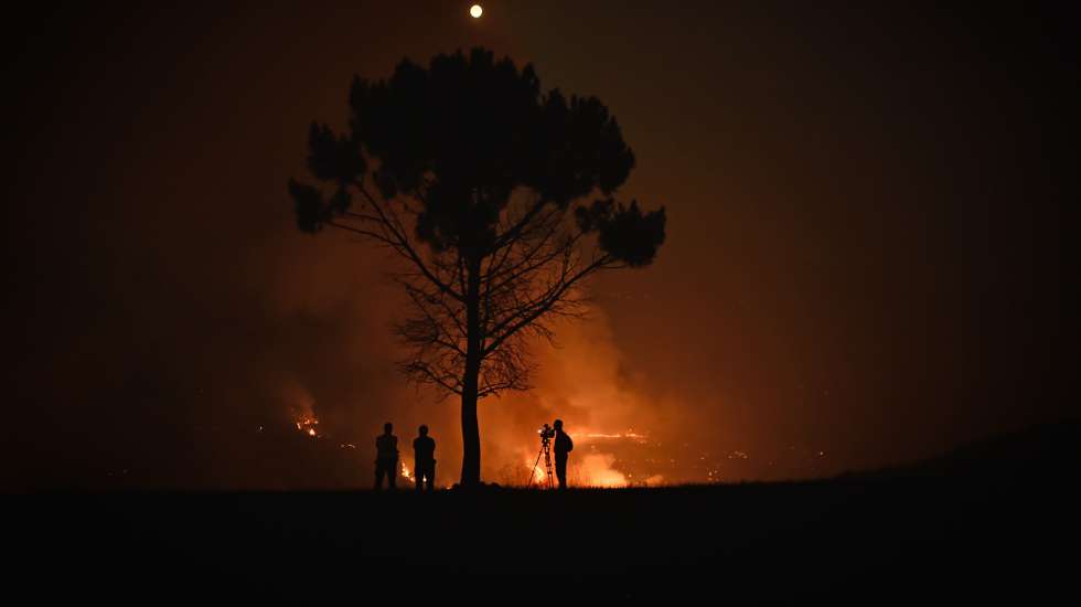 Incêndio na Serra da Estrela em Folgosinho, Gouveia durante a madrugada de hoje. O incêndio deflagrou no sábado no concelho da Covilhã e alastrou para Manteigas, Gouveia, Guarda e Celorico da Beira. No combate ao incêndio da Serra da Estrela estão dezenas de bombeiros. 12 de agosto de 2022. NUNO ANDRÉ FERREIRA/LUSA.