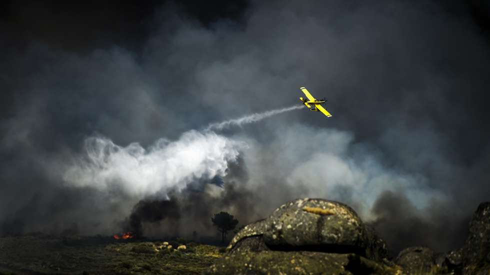Um avião combate um incêndio na freguesia de Rapa, Celorico da Beira, Guarda, 13 de agosto de 2022. De acordo com a página da Autoridade Nacional de Emergência e Proteção Civil, o incêndio está a ser combativo por 1327 operacionais, apoiados por 392 viaturas e 3 meios aéreos. NUNO ANDRÉ FERREIRA/LUSA