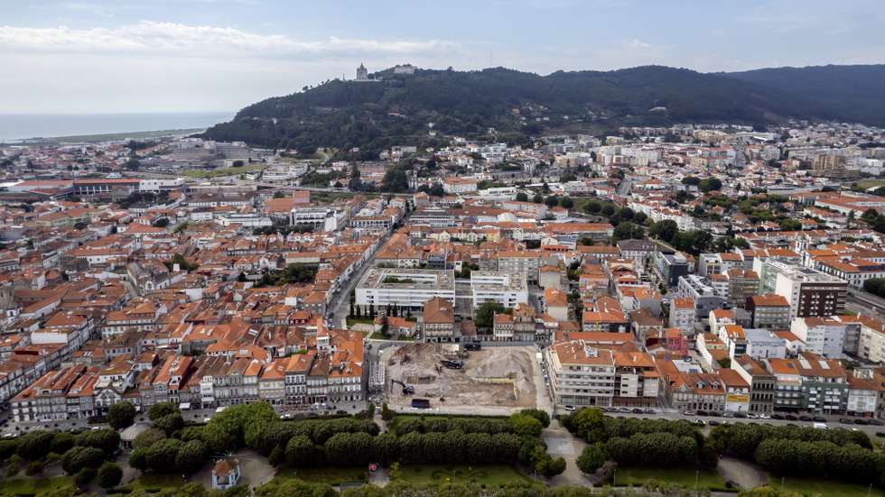 Vista geral da cidade de Viana do Castelo onde está a decorrer a demolição do prédio Coutinho (C), que começou a ser executada ao abrigo do programa Polis, para no local ser construído o futuro mercado municipal de Viana do Castelo, 3 de julho de 2022.  HUGO DELGADO/LUSA