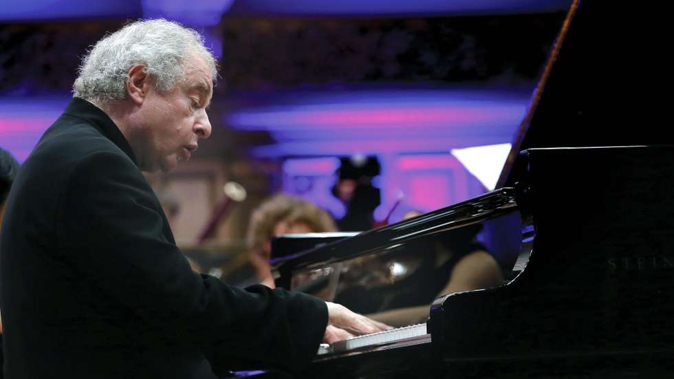 epa04937656 Hungarian-born classical pianist and conductor, Sir Andras Schiff performs on the stage of the Romanian Athenaeum concert hall during the George Enescu International Festival in Bucharest, Romania, 18 September 2015. The festival, held since 1958 every two years, is the biggest classical music festival held in Romania, in honor of famous Romanian composer and violinist George Enescu.  EPA/ROBERT GHEMENT