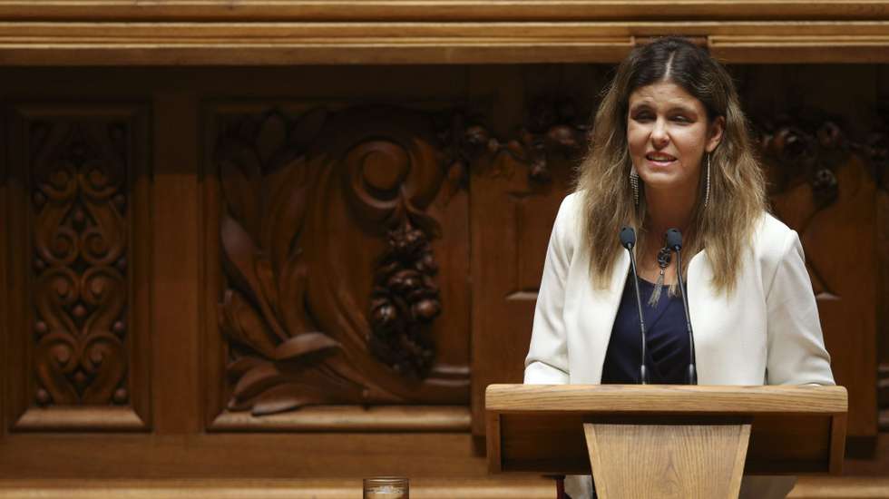 A secretária de Estado sublinhou que "as pessoas com deficiência têm o direito de participar em todas as áreas da vida". A nova estratégia (2021-2030) assenta em três grandes pilares: cidadania, direito à vida digna e vida independente, e eliminação da discriminação