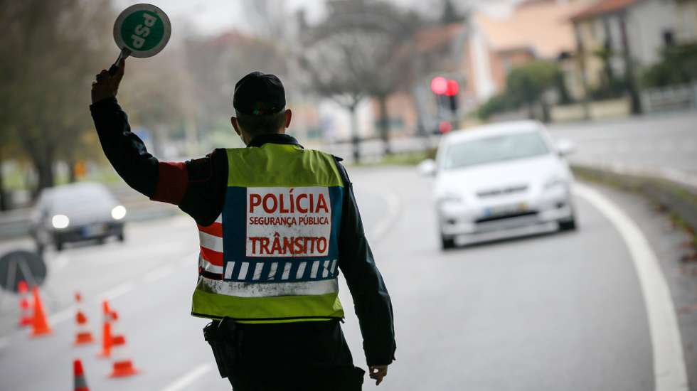 Agentes da Policia de Segurança Pública (PSP) controlam o tráfego rodoviário na Circunvalação durante o recolher obrigatório do estado de emergência no âmbito das medidas de contenção da covid-19, Porto, 15 novembro 2020. O Presidente da República, Marcelo Rebelo de Sousa, decretou o estado de emergência em Portugal, por 15 dias para permitir medidas de contenção da covid-19. JOSÉ COELHO/LUSA