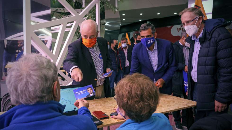 O presidente do PSD, Rui Rio (E), acompanhado pelo candidato do PSD à CM da Guarda, Carlos Chaves Monteiro (C), durante uma ação de campanha para as eleições autárquicas no centro comercial da Guarda, 14 de setembro de 2021. JOSÉ COELHO/LUSA