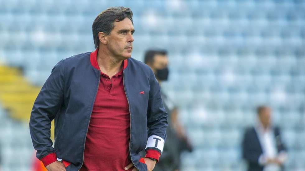 O treinador do Santa Clara, Daniel Ramos, reage durante o jogo da Primeira Liga de Futebol, entre o Santa Clara e o SC Braga, disputado no Estádio de São Miguel, em Ponta Delgada, ilha de São Miguel, Açores, 26 de setembro de 2021. EDUARDO COSTA/LUSA